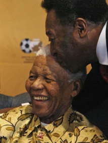 Au Brésil, le monde du foot pleure Mandela