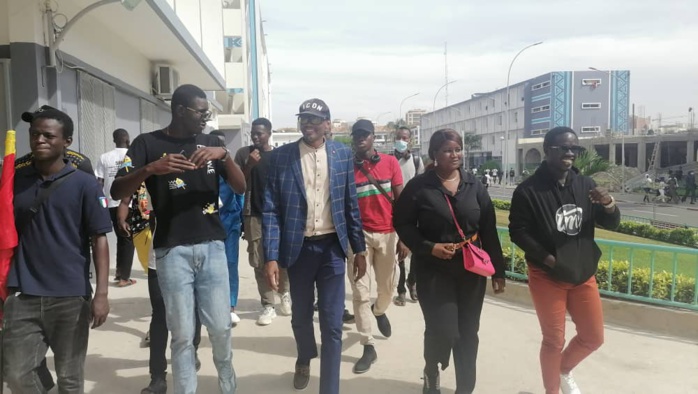 Mouvements d'humeur des étudiants : Habib Niang en « sapeur-pompier » à l’UCAD ( IMAGES ) Mouvements d'humeur des étudiants : Habib Niang en « sapeur-pompier » à l’UCAD ( IMAGES )