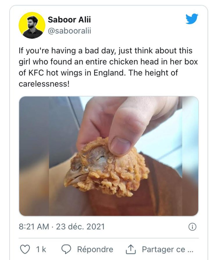 Scandale dans un KFC en Angleterre : Une cliente trouve une tête de poulet entière dans sa commande. Scandale dans un KFC en Angleterre : Une cliente trouve une tête de poulet entière dans sa commande.