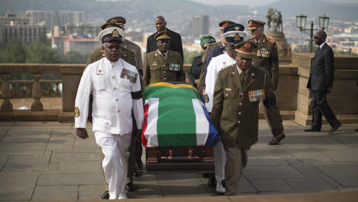 Le cercueil de Mandela transporté solennellement dans Pretoria