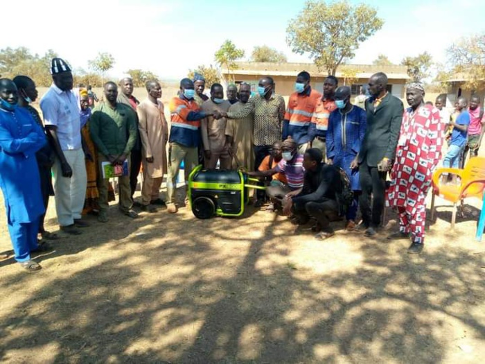 Khossanto: le maire mamady CISSOKHO et Endeavour mining, dotent le lycée d'un groupe électrogène. Khossanto: le maire mamady CISSOKHO et Endeavour mining, dotent le lycée d'un groupe électrogène.