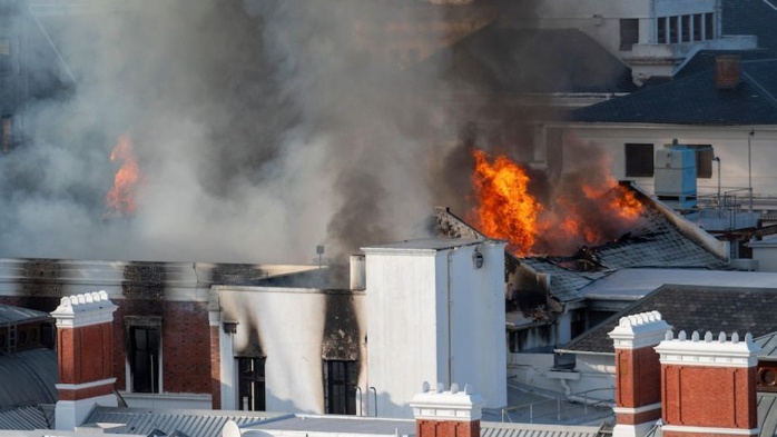 Afrique du Sud :incendie au parlement, un suspect arrêté.