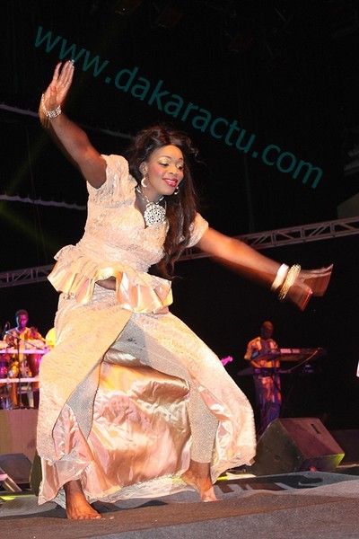 Grand Bégué: La danseuse Gagnesiri avec son leggings troué