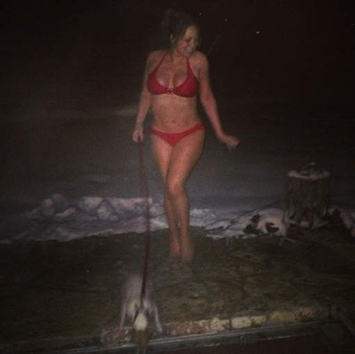 Mariah Carey pose en bikini dans la neige