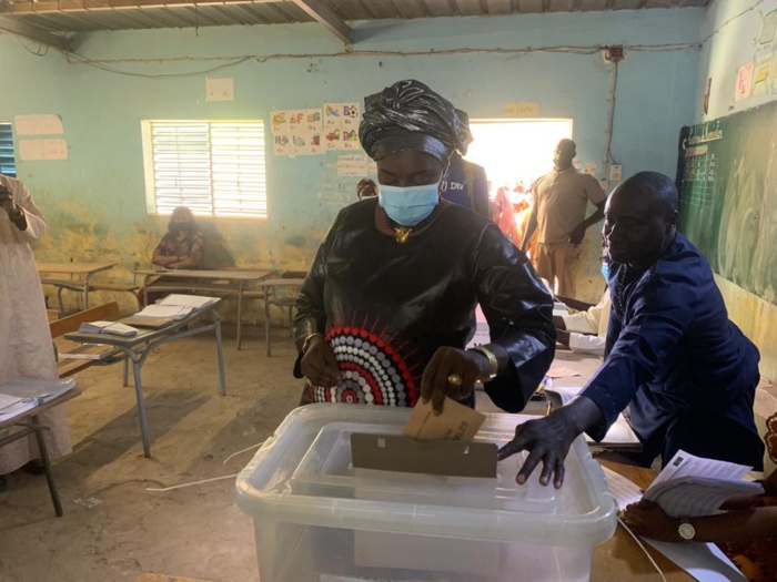 Mimi Touré après son vote : « j’invite tous nos concitoyens en âge de voter à en faire de même dans le calme et la sérénité »
