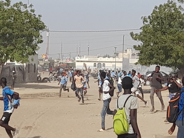Urgent / Ça chauffe à Kaolack : Affrontements entre élèves et forces de l’ordre dans les rues de la ville. Urgent / Ça chauffe à Kaolack : Affrontements entre élèves et forces de l’ordre dans les rues de la ville.