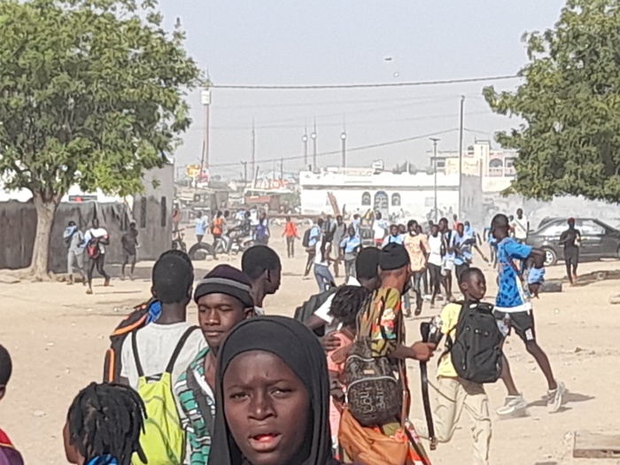 Urgent / Ça chauffe à Kaolack : Affrontements entre élèves et forces de l’ordre dans les rues de la ville.