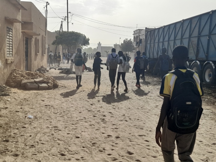 Urgent / Ça chauffe à Kaolack : Affrontements entre élèves et forces de l’ordre dans les rues de la ville.