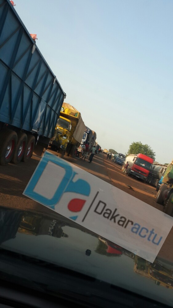 Des centaines de camions toujours bloqués à la frontière sénégalo-gambienne.(PHOTOS)