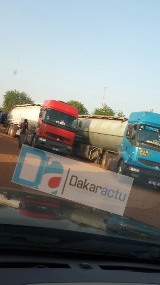 Des centaines de camions toujours bloqués à la frontière sénégalo-gambienne.(PHOTOS)