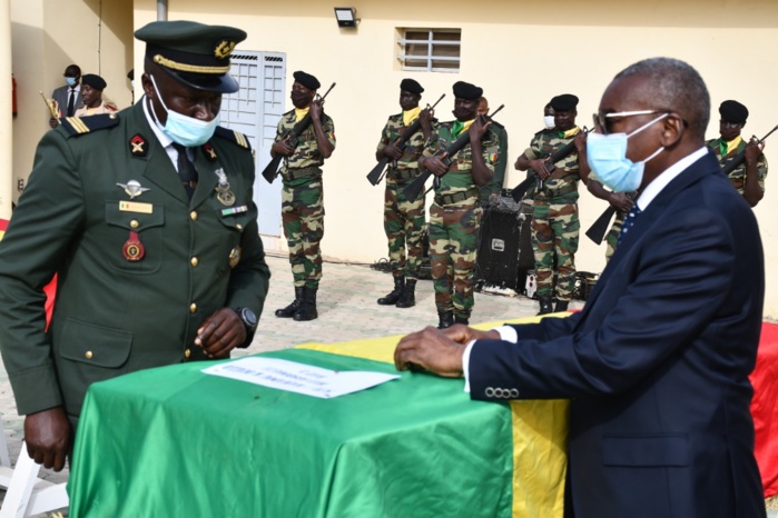 Décoration posthume : Les Sergents Chefs El Hadj Boubacar Bâ et Mamadou Khalidou Diallo élevés Chevaliers de l’ordre national du Lion. Décoration posthume : Les Sergents Chefs El Hadj Boubacar Bâ et Mamadou Khalidou Diallo élevés Chevaliers de l’ordre national du Lion.