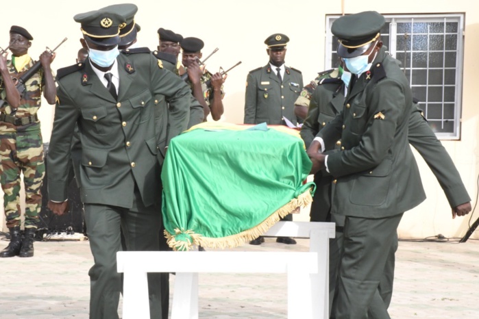 Décoration posthume : Les Sergents Chefs El Hadj Boubacar Bâ et Mamadou Khalidou Diallo élevés Chevaliers de l’ordre national du Lion. Décoration posthume : Les Sergents Chefs El Hadj Boubacar Bâ et Mamadou Khalidou Diallo élevés Chevaliers de l’ordre national du Lion.