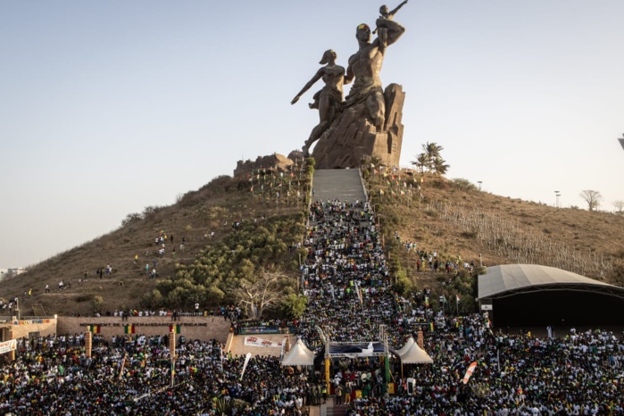 Monument de la Renaissance : plus de 20.000 personnes en joie après la première victoire historique ! Monument de la Renaissance : plus de 20.000 personnes en joie après la première victoire historique !