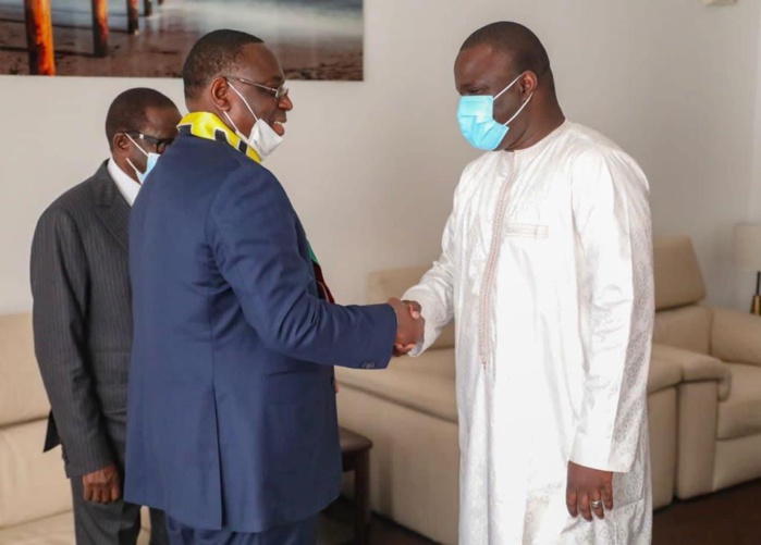 Salon d'honneur aéroport Yoff/ le Président Macky Sall avec les leaders de la coalition "Yewwi" Salon d'honneur aéroport Yoff/ le Président Macky Sall avec les leaders de la coalition "Yewwi"