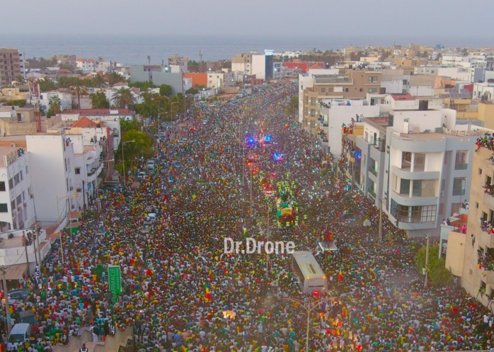 Sur la route de l'aéroport : Un après-midi d'ivresse sous un soleil de plomb pour accueillir les Lions Champions d'Afrique. Sur la route de l'aéroport : Un après-midi d'ivresse sous un soleil de plomb pour accueillir les Lions Champions d'Afrique.