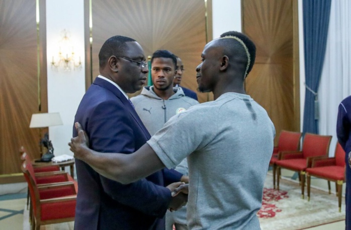 Sadio Mané parle de la « pression positive » du président Macky Sall : « Il nous a supportés, encouragés et nous appelait souvent au téléphone. Il a beaucoup joué sur notre mental »