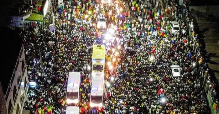 REPORTAGE – Accueil des Lions : Grandiose parade de l’équipe du Sénégal dans les rues de Dakar après le sacre au Cameroun REPORTAGE – Accueil des Lions : Grandiose parade de l’équipe du Sénégal dans les rues de Dakar après le sacre au Cameroun