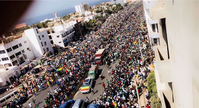 REPORTAGE – Accueil des Lions : Grandiose parade de l’équipe du Sénégal dans les rues de Dakar après le sacre au Cameroun REPORTAGE – Accueil des Lions : Grandiose parade de l’équipe du Sénégal dans les rues de Dakar après le sacre au Cameroun