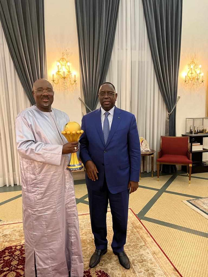 Palais : Farba Ngom avec le trophée des Lions après leur sacre Palais : Farba Ngom avec le trophée des Lions après leur sacre