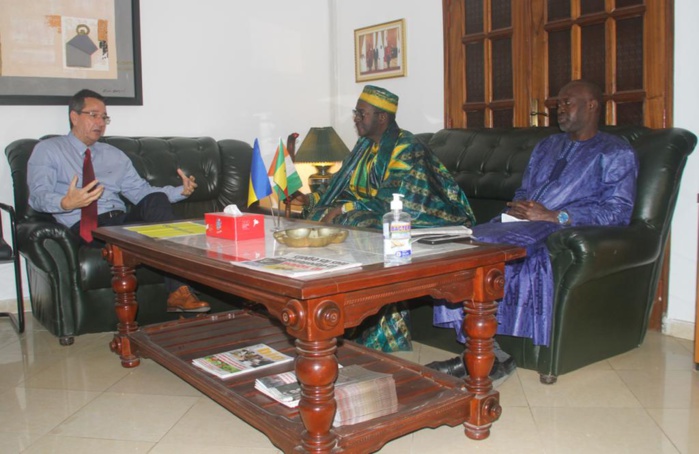 Crise en Ukraine : Le Président de la Fondation El Hadj Bassirou Diagne au chevet des diplomates Ukrainiens au Sénégal. Crise en Ukraine : Le Président de la Fondation El Hadj Bassirou Diagne au chevet des diplomates Ukrainiens au Sénégal.