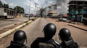 Guinée: des dizaines de partis menacent la junte de descendre dans la rue