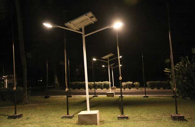 Économie : Le Sénégal se paye 67 000 lampadaires, à 1,1 million l’unité, pour l’éclairage de 265 localités.