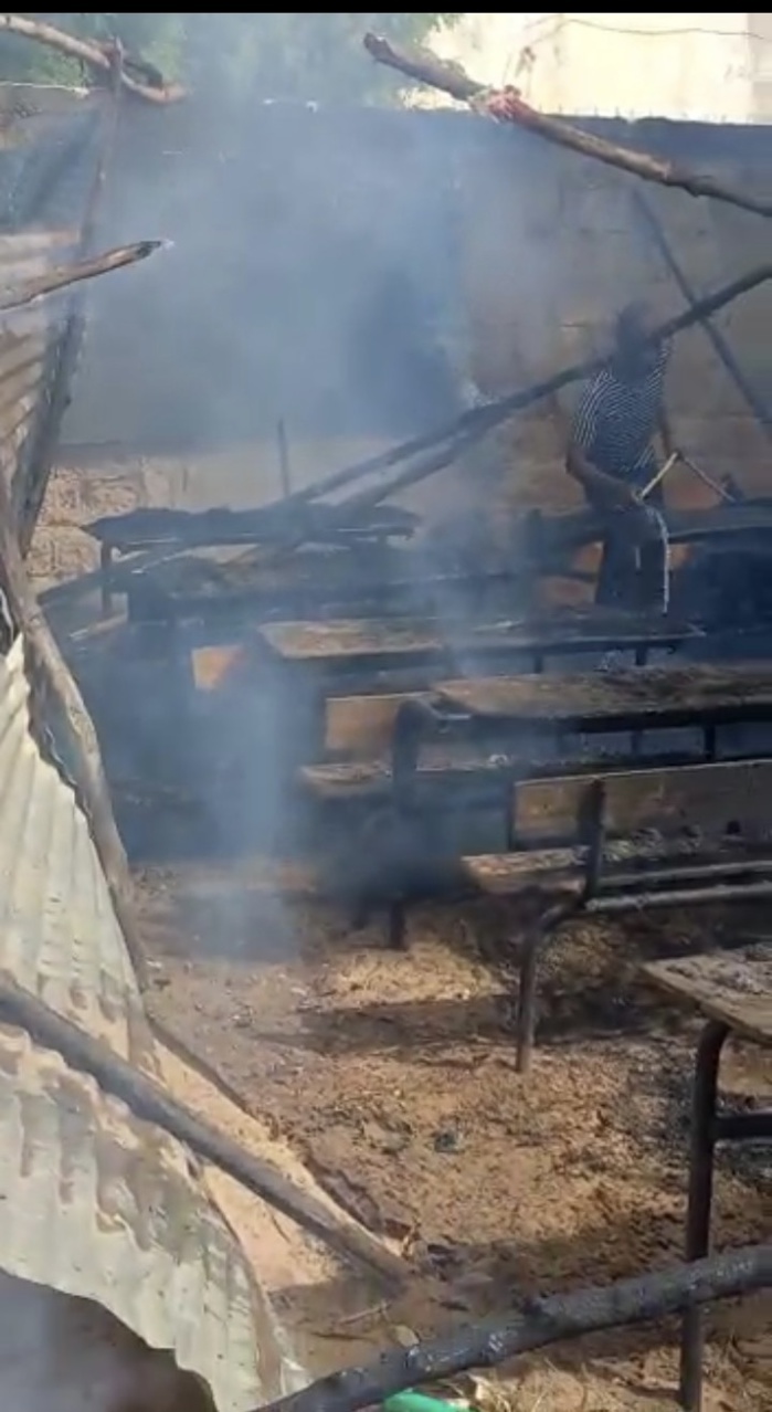 Incendie à l'école 3 de Sibasssor : Pas de cours ce matin pour une trentaine d'élèves... Le feu a ravagé l'abri provisoire du CP A. Incendie à l'école 3 de Sibasssor : Pas de cours ce matin pour une trentaine d'élèves... Le feu a ravagé l'abri provisoire du CP A.