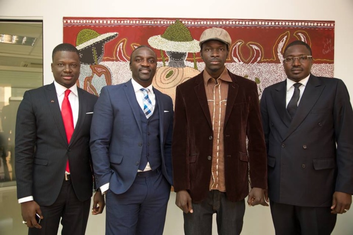 Ndongo D  de Daara J Family reçu par Akon et Thione dans le cadre du Give 1 Project Africa