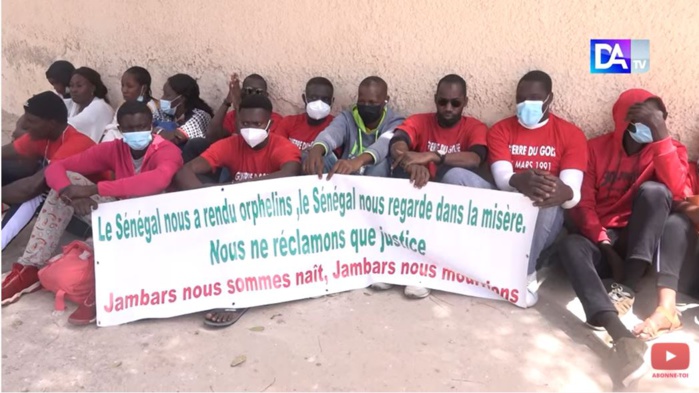 Grève de la faim des orphelins de la guerre du Golfe : deux personnes évacuées à l'hôpital par le SAMU national Grève de la faim des orphelins de la guerre du Golfe : deux personnes évacuées à l'hôpital par le SAMU national