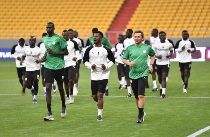 Entraînement : Les Lions à l'abri des regards au Stade Me Abdoulaye Wade. Entraînement : Les Lions à l'abri des regards au Stade Me Abdoulaye Wade.