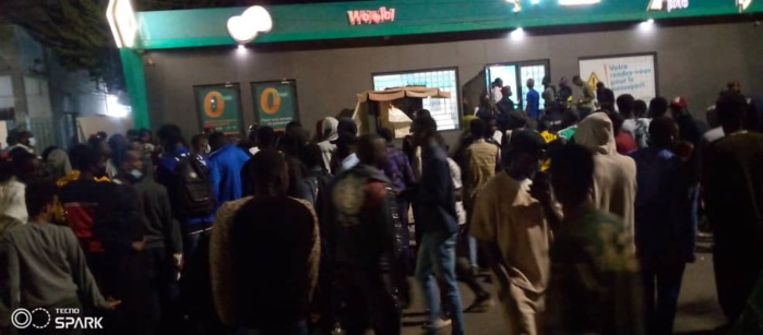 Match Sénégal vs Égypte – Dieuppeul : une immense foule barre la circulation devant le point « Diotali » Match Sénégal vs Égypte – Dieuppeul : une immense foule barre la circulation devant le point « Diotali »