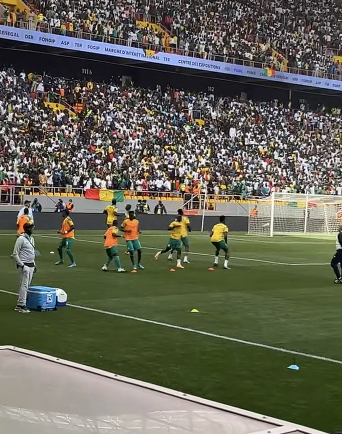 Échauffement : Les Lions sur la pelouse du stade Abdoulaye Wade... Sadio Mané harangue les supporters...