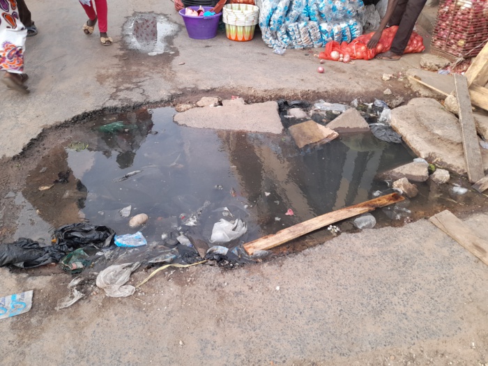 48 heures après son nettoiement : Voici l'état piteux du marché central Kaolack (images). 48 heures après son nettoiement : Voici l'état piteux du marché central Kaolack (images).