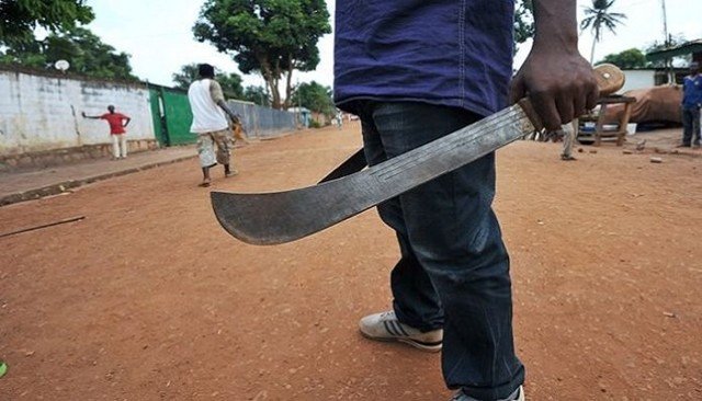 Dépeint comme un dément : Abdou Diop croise un homme dans la rue et lui assène des coups de machette.