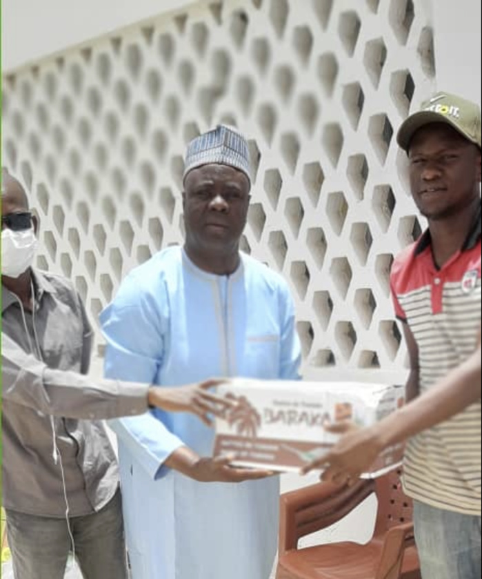 Kaolack : Le docteur Alioune Diouf distribue des kits de « Ndogou » à la population. Kaolack : Le docteur Alioune Diouf distribue des kits de « Ndogou » à la population.