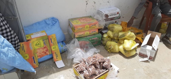 Kaolack : Le docteur Alioune Diouf distribue des kits de « Ndogou » à la population. Kaolack : Le docteur Alioune Diouf distribue des kits de « Ndogou » à la population.