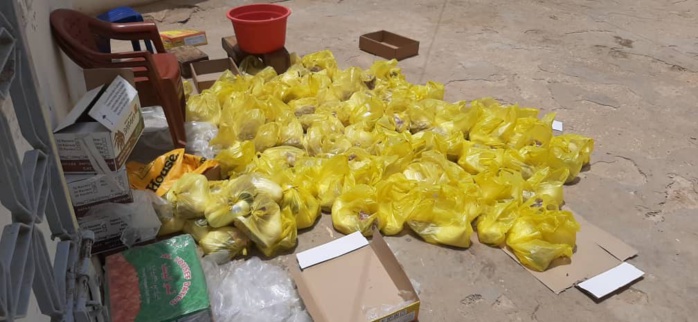 Kaolack : Le docteur Alioune Diouf distribue des kits de « Ndogou » à la population. Kaolack : Le docteur Alioune Diouf distribue des kits de « Ndogou » à la population.