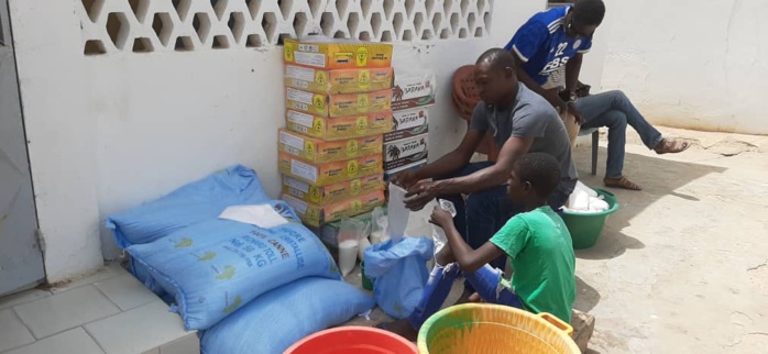 Kaolack : Le docteur Alioune Diouf distribue des kits de « Ndogou » à la population. Kaolack : Le docteur Alioune Diouf distribue des kits de « Ndogou » à la population.