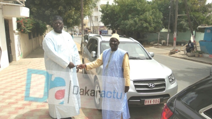 Moustapha Mbaye montrant son véhicule offert par un homme mystérieux à Serigne Bass Khadim Awa Ba Mbacké