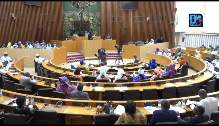 Assemblée nationale : Suspension à deux reprises des discussions, la majorité propose un amendement, l’opposition rejette cette proposition et dénonce une absence de démocratie.