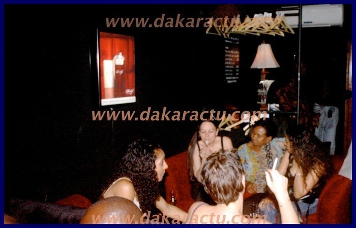 Aida Coulibaly, la femme de Youssou Ndour en pleine discussion avec sa mère en boite de nuit