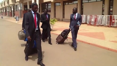 International libéral- La délégation sénégalaise bloquée à Ouagadougou « Sénégal Airlines » a supprimé son vol sans avertir, pestent Thierno Bocoum et Cie