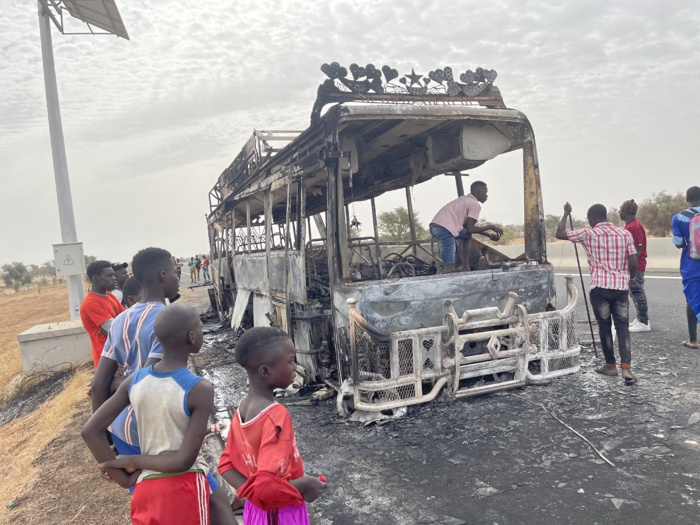Dernière minute sur Ila Touba  / Un bus avec à bord 80 personnes prend feu et brûle complètement… 