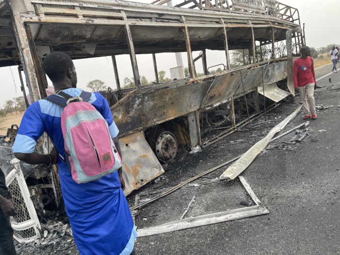 Dernière minute sur Ila Touba / Un bus avec à bord 80 personnes prend feu et brûle complètement… Dernière minute sur Ila Touba / Un bus avec à bord 80 personnes prend feu et brûle complètement…