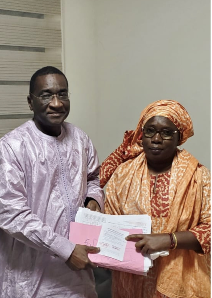 Parrainage pour les Législatives : Mamadou Racine Sy signe un record en remettant près de 30.000 signatures à Benno Bokk Yakaar. Parrainage pour les Législatives : Mamadou Racine Sy signe un record en remettant près de 30.000 signatures à Benno Bokk Yakaar.