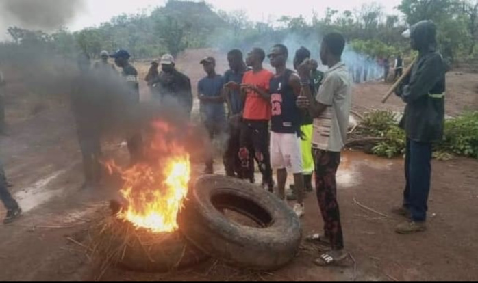 Kédougou / Usine d'exploitation d'or Afrigold : frustrées et déçues, les populations de Kolia, bloquent l'accès de l'usine. Kédougou / Usine d'exploitation d'or Afrigold : frustrées et déçues, les populations de Kolia, bloquent l'accès de l'usine.