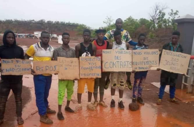 Kédougou / Usine d'exploitation d'or Afrigold : frustrées et déçues, les populations de Kolia, bloquent l'accès de l'usine. Kédougou / Usine d'exploitation d'or Afrigold : frustrées et déçues, les populations de Kolia, bloquent l'accès de l'usine.