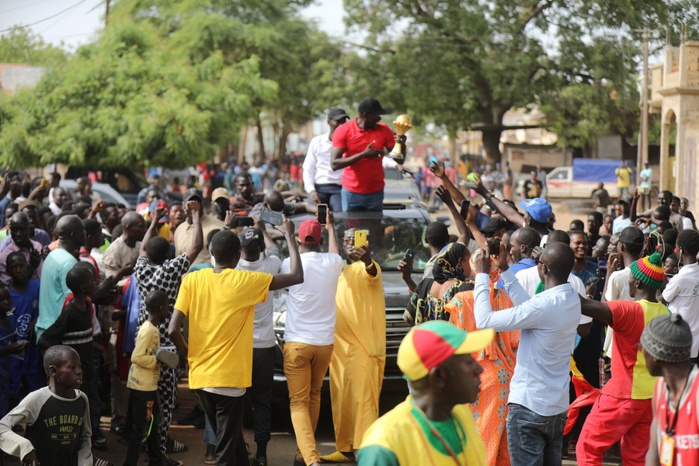 Khombole : Une ambiance bon enfant accompagne le passage du trophée de la CAN. Khombole : Une ambiance bon enfant accompagne le passage du trophée de la CAN.