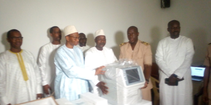 KOLDA : le ministère des collectivités territoriales matérialise le « Jokko Ak Macky » par la remise d'un électrocardiogramme et d'un hémogramme pour Médina Yoro Foula. KOLDA : le ministère des collectivités territoriales matérialise le « Jokko Ak Macky » par la remise d'un électrocardiogramme et d'un hémogramme pour Médina Yoro Foula.