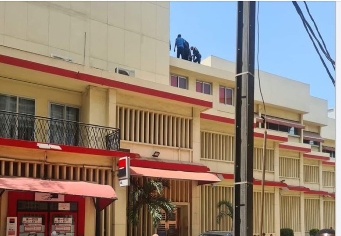 Avenue Roume : une femme a sauté du haut de l'immeuble abritant la SGBS.